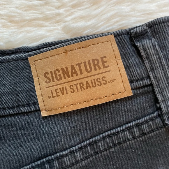 Levi’s signature heritage high rise shorts women’s size 6 W28 black denim short - Picture 3 of 6